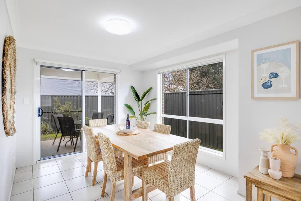 Stones Throw To Grammar, Queens Park & Cdb! Apartment Toowoomba