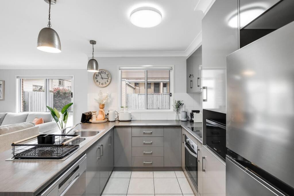 Stones Throw To Grammar, Queens Park & Cdb! Apartment Toowoomba