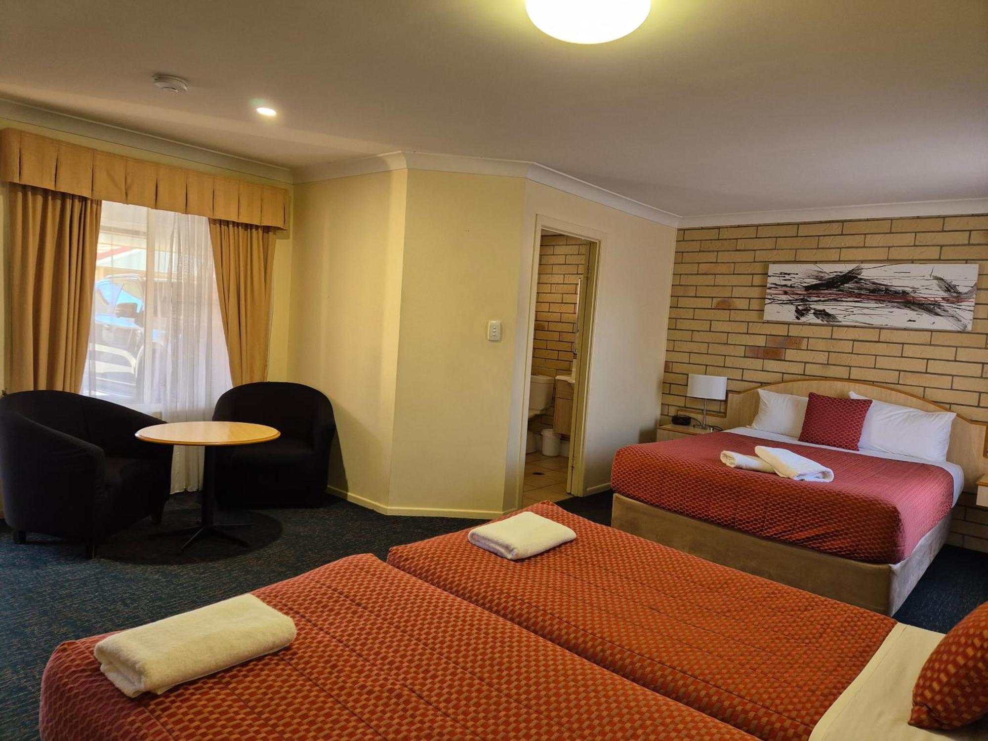 Cotswold Motor 4*