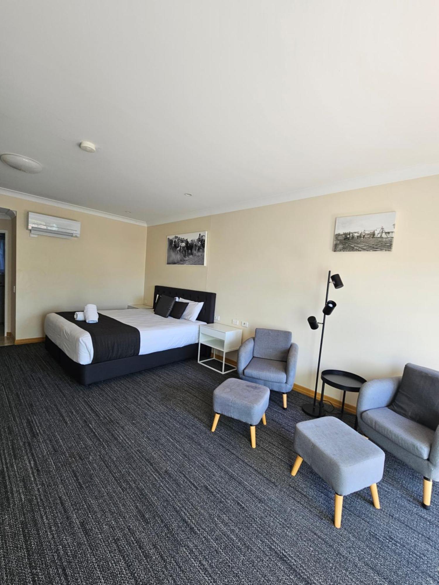 Eastgate On The Range Motel 4*