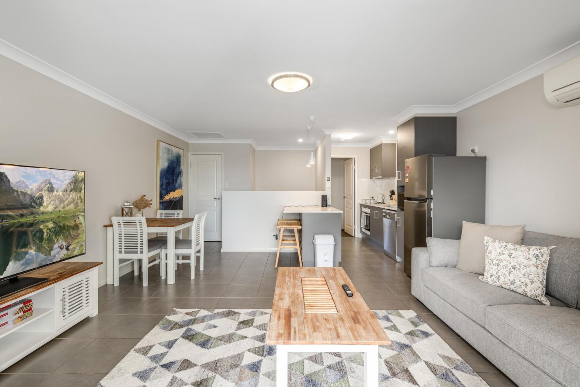 Apartment Contemporary & Convenient - Fringe Townhouse! *