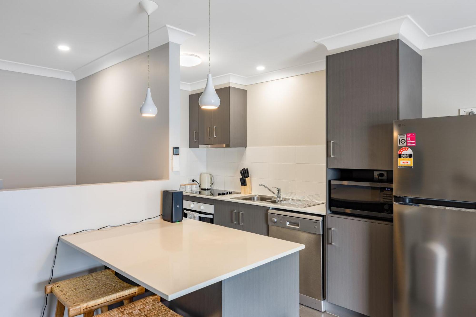 Contemporary & Convenient - Fringe Townhouse! Apartment *