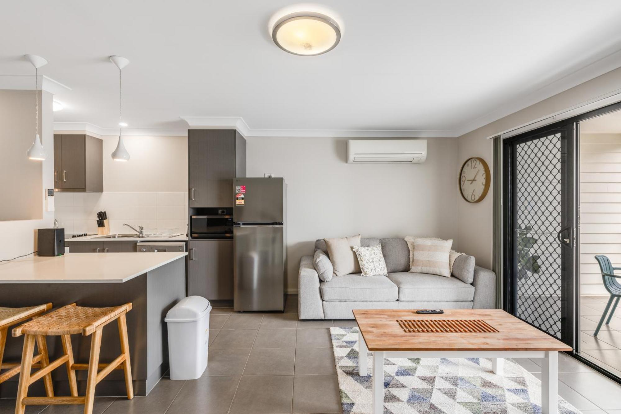 Apartment Contemporary & Convenient - Fringe Townhouse! *