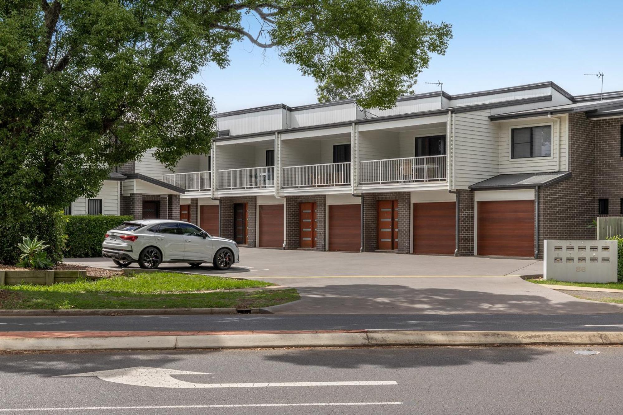 Apartment Contemporary & Convenient - Fringe Townhouse!