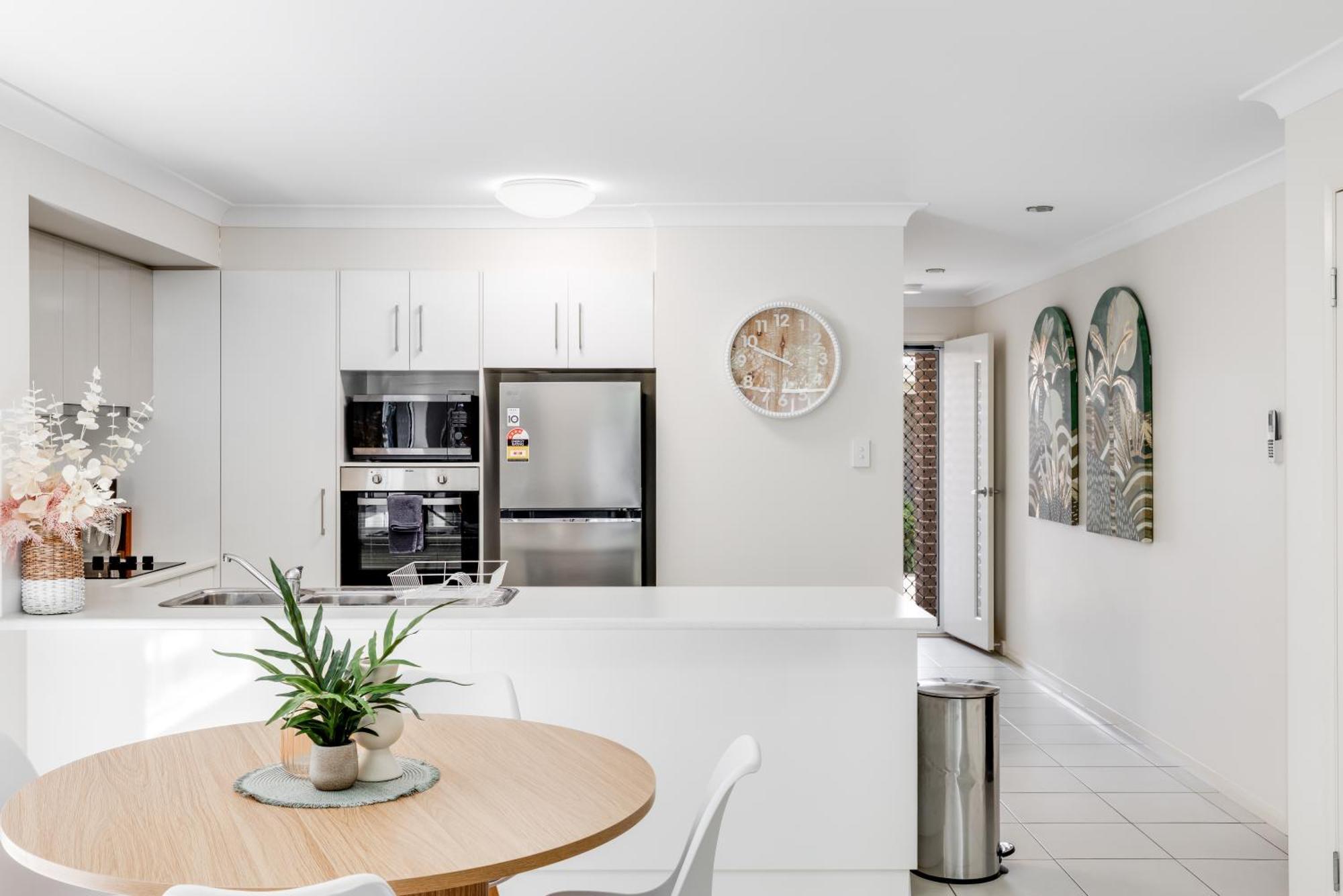 Contemporary Chic On Cbd Fringe! Apartment