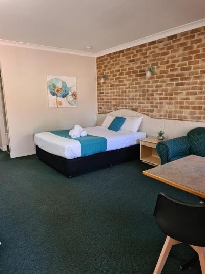 Country Gardens Motor Motel 4*