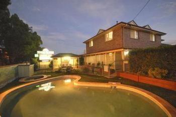 Country Gardens Motor Motel