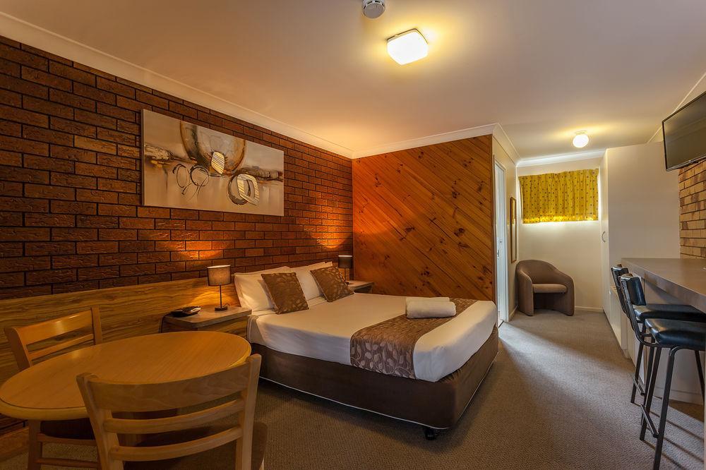 Ruthven Street Motor 3*