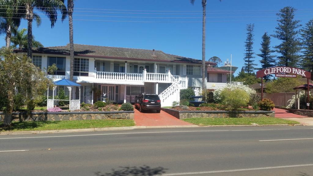 Clifford Park Motor 3*