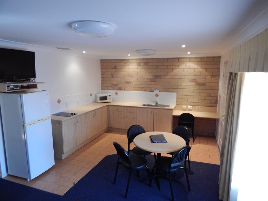 Cotswold Motor 4*