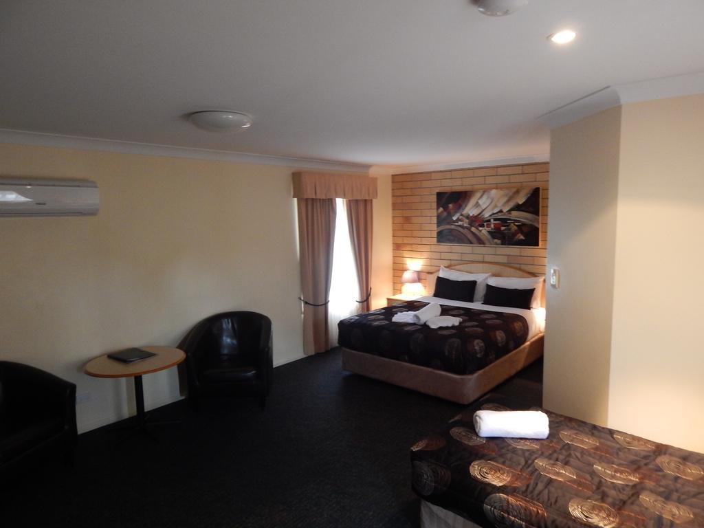 Cotswold Motor 4*