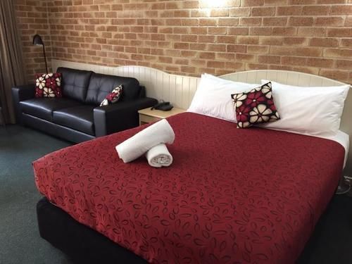 Country Gardens Motor Motel 4*