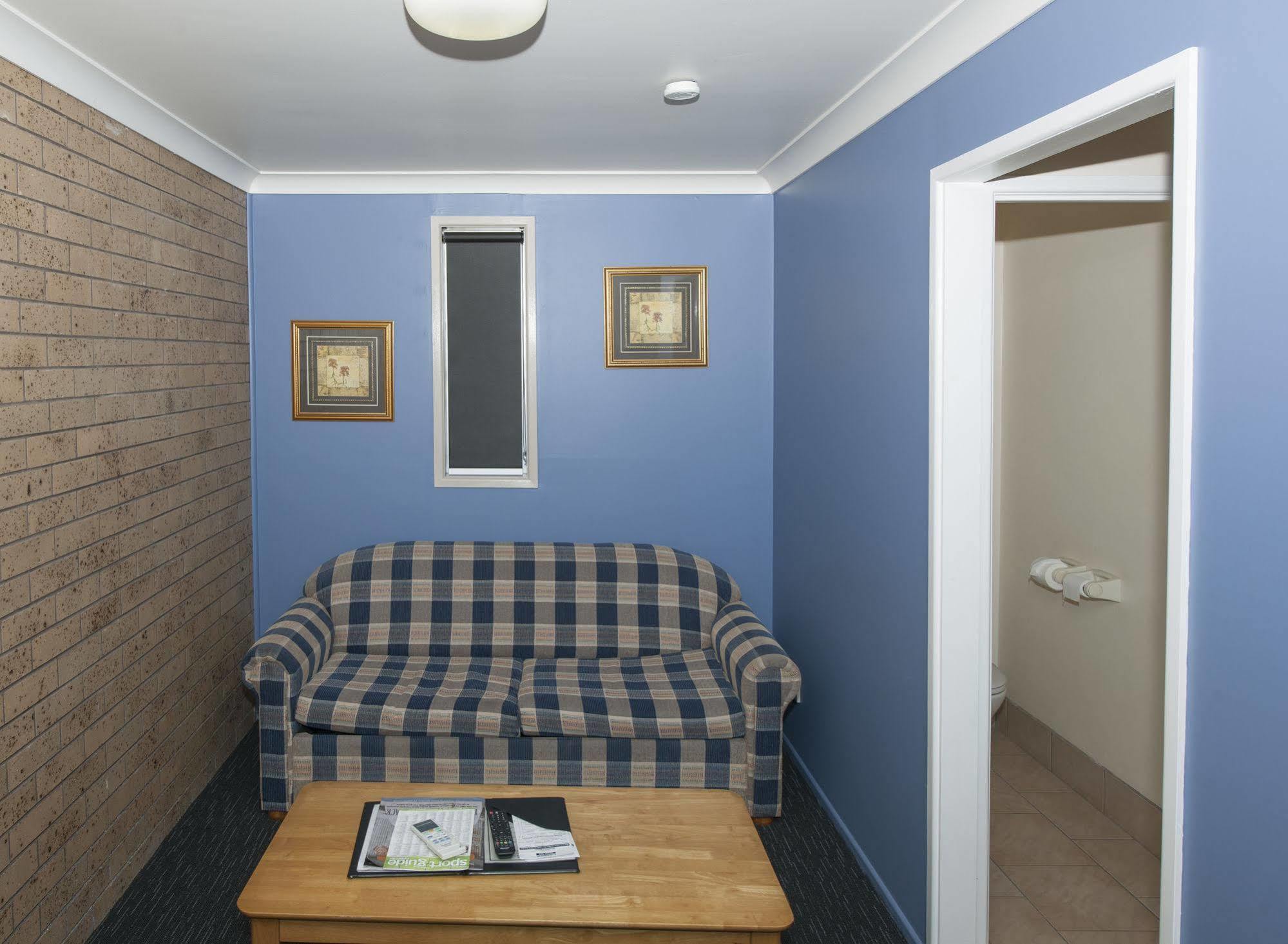 Leichhardt Motor 3*