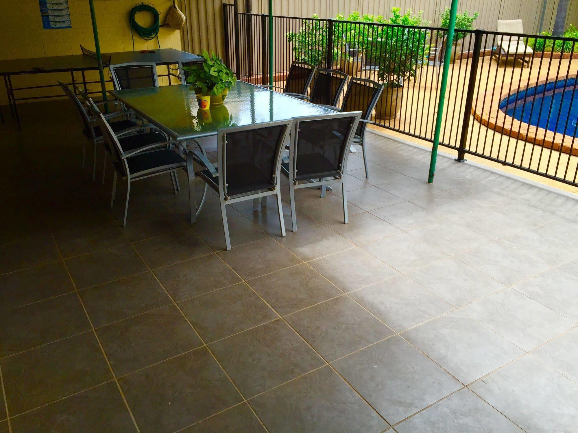 Ruthven Street Motor 3*