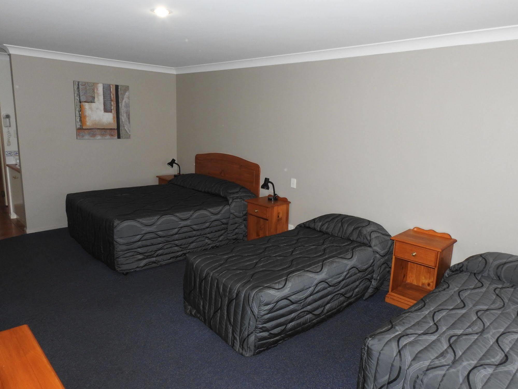 Asters On Motor Motel 3*