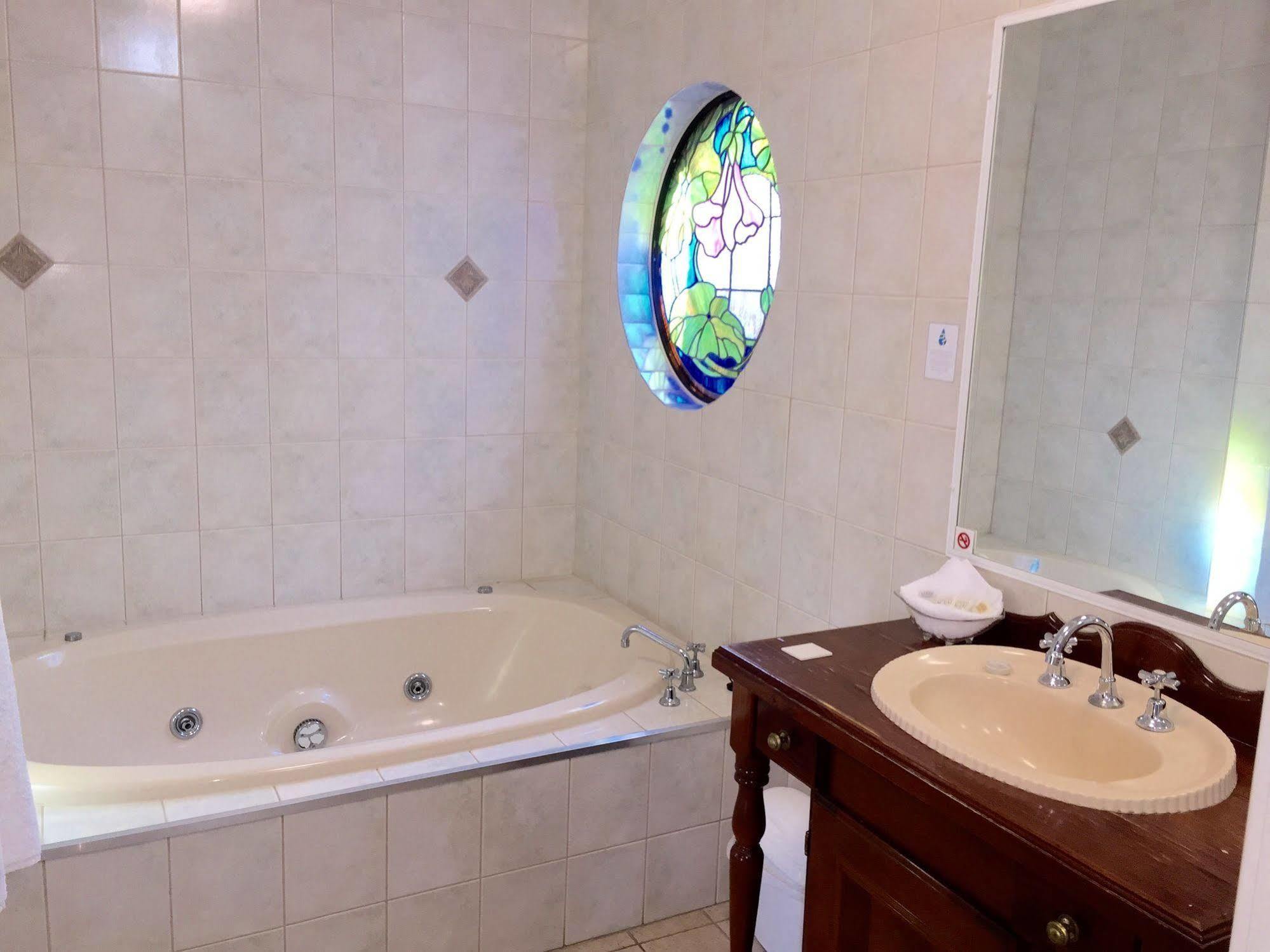 Country Gardens Motor Motel 4*