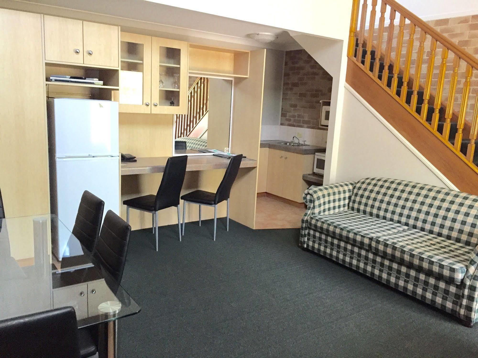 Country Gardens Motor Motel 4*