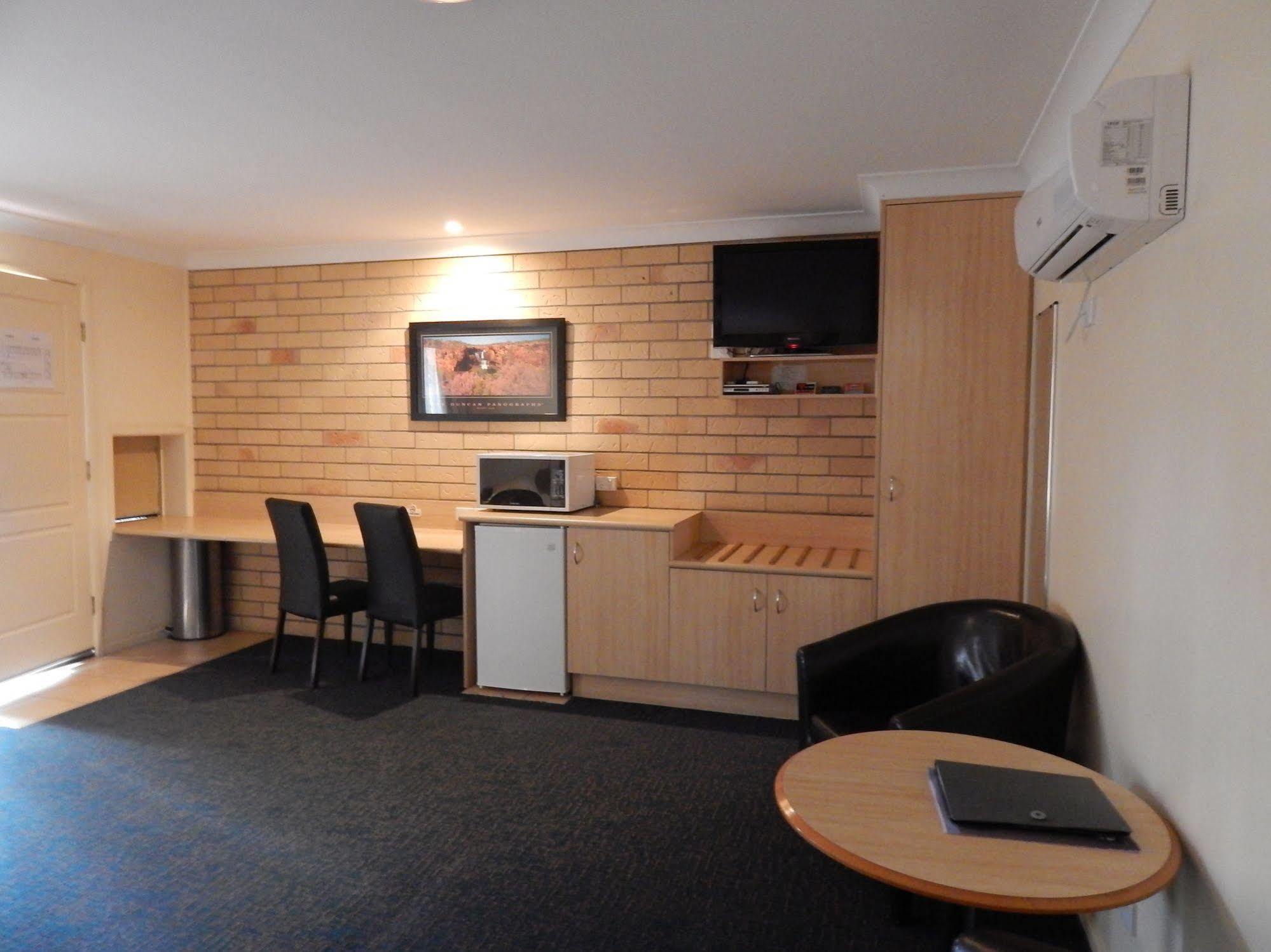 Cotswold Motor 4*