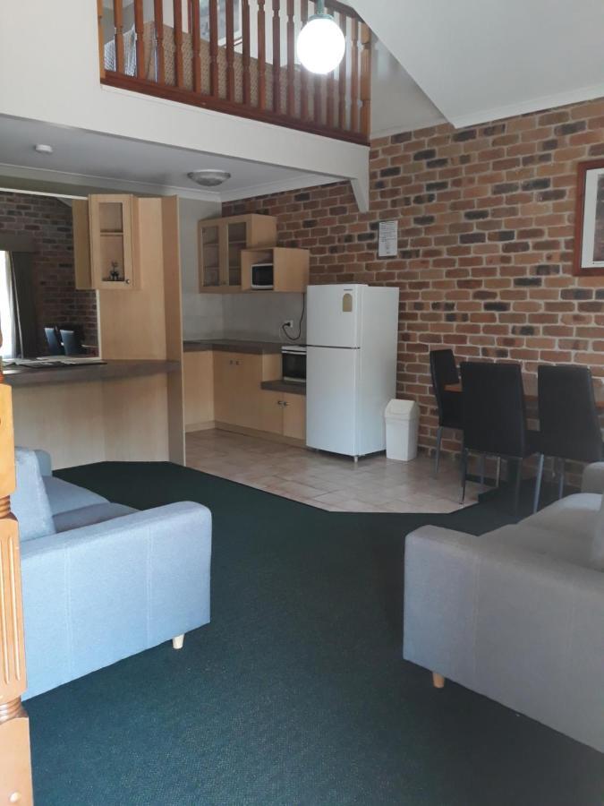 Country Gardens Motor 4*