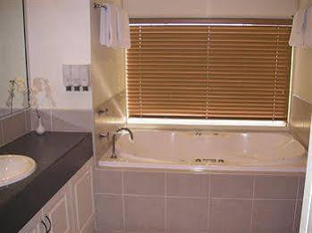 Motel Ambassador On Ruthven 4*