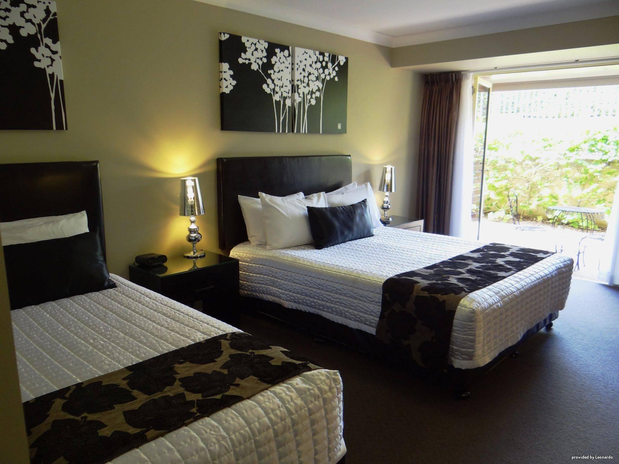 Ambassador On Ruthven Motel 4*