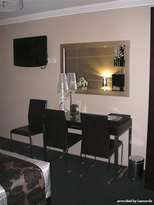 Ambassador On Ruthven Motel 4*