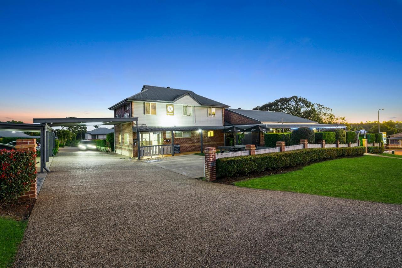 Ambassador On Ruthven Motel 4*
