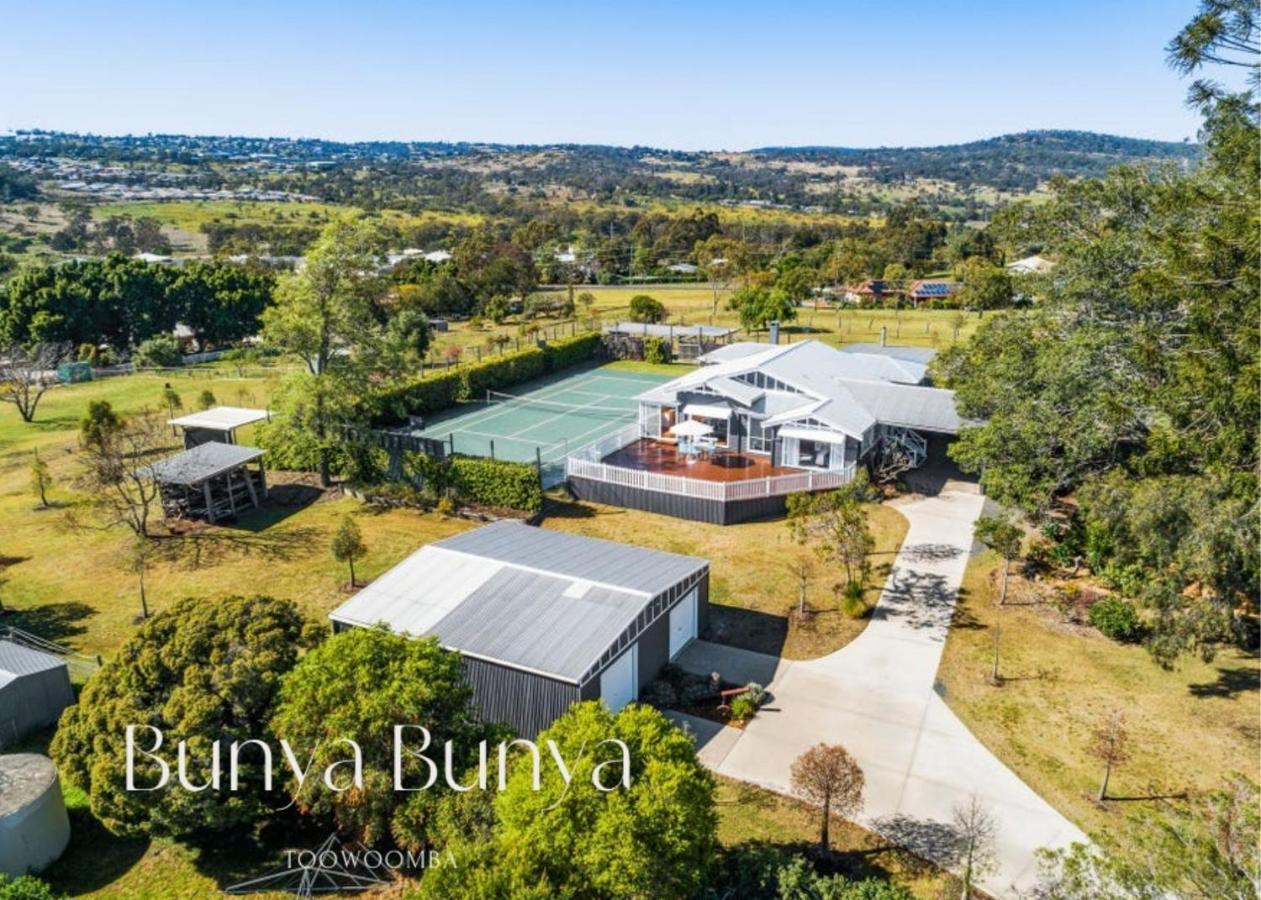 Bunya Bunya Luxury Estate Set Over 2 Acres With Tennis Court Holiday home *