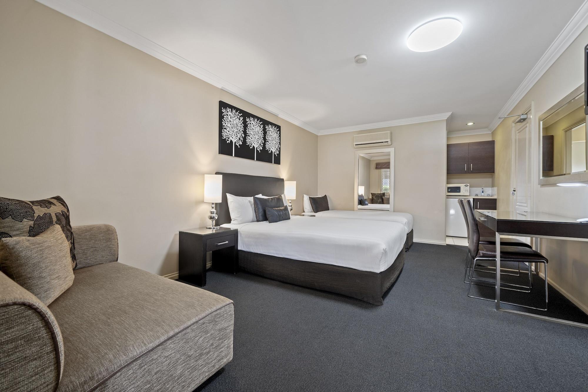 Ambassador On Ruthven Motel 4*