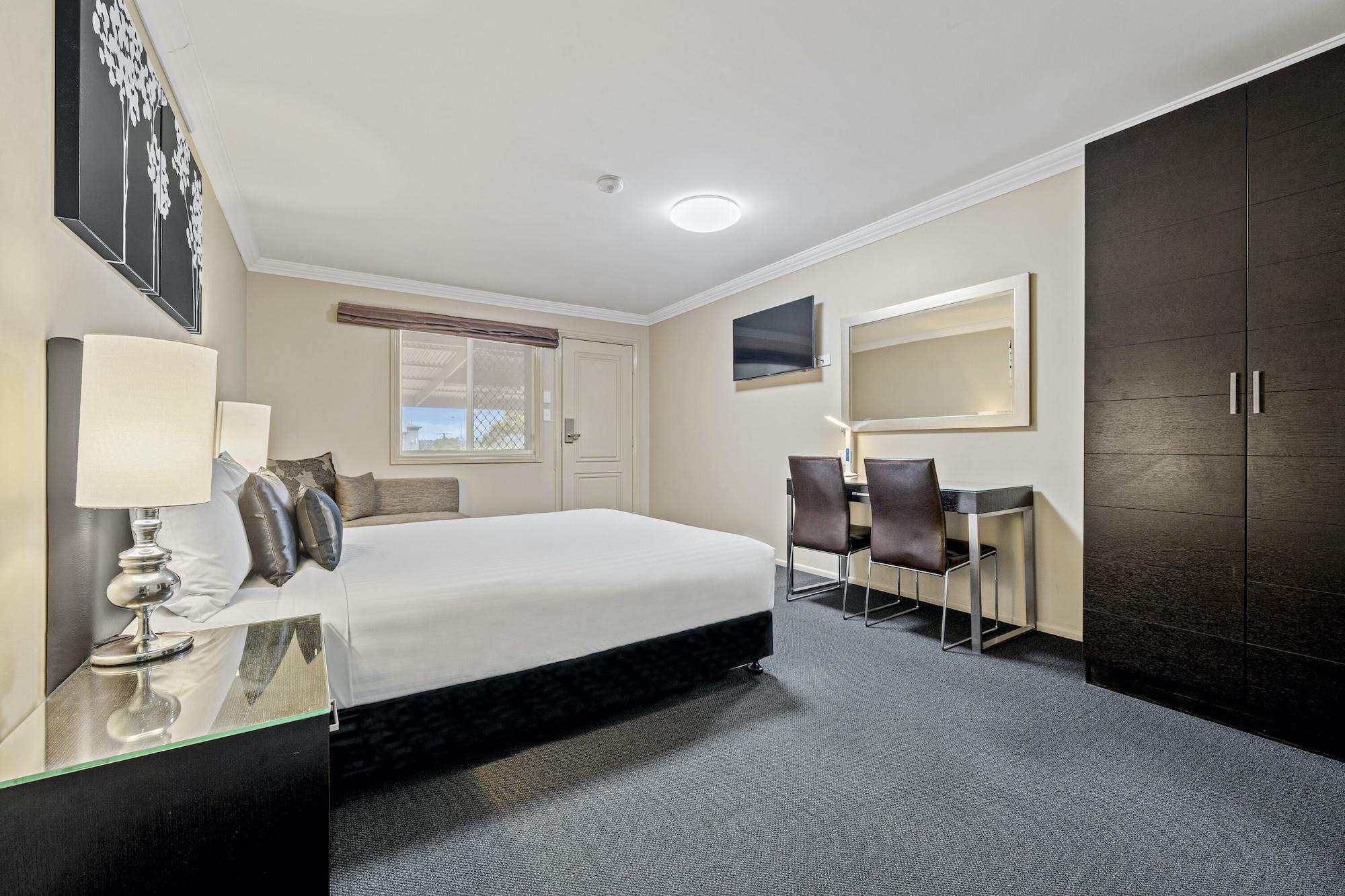 Ambassador On Ruthven Motel 4*