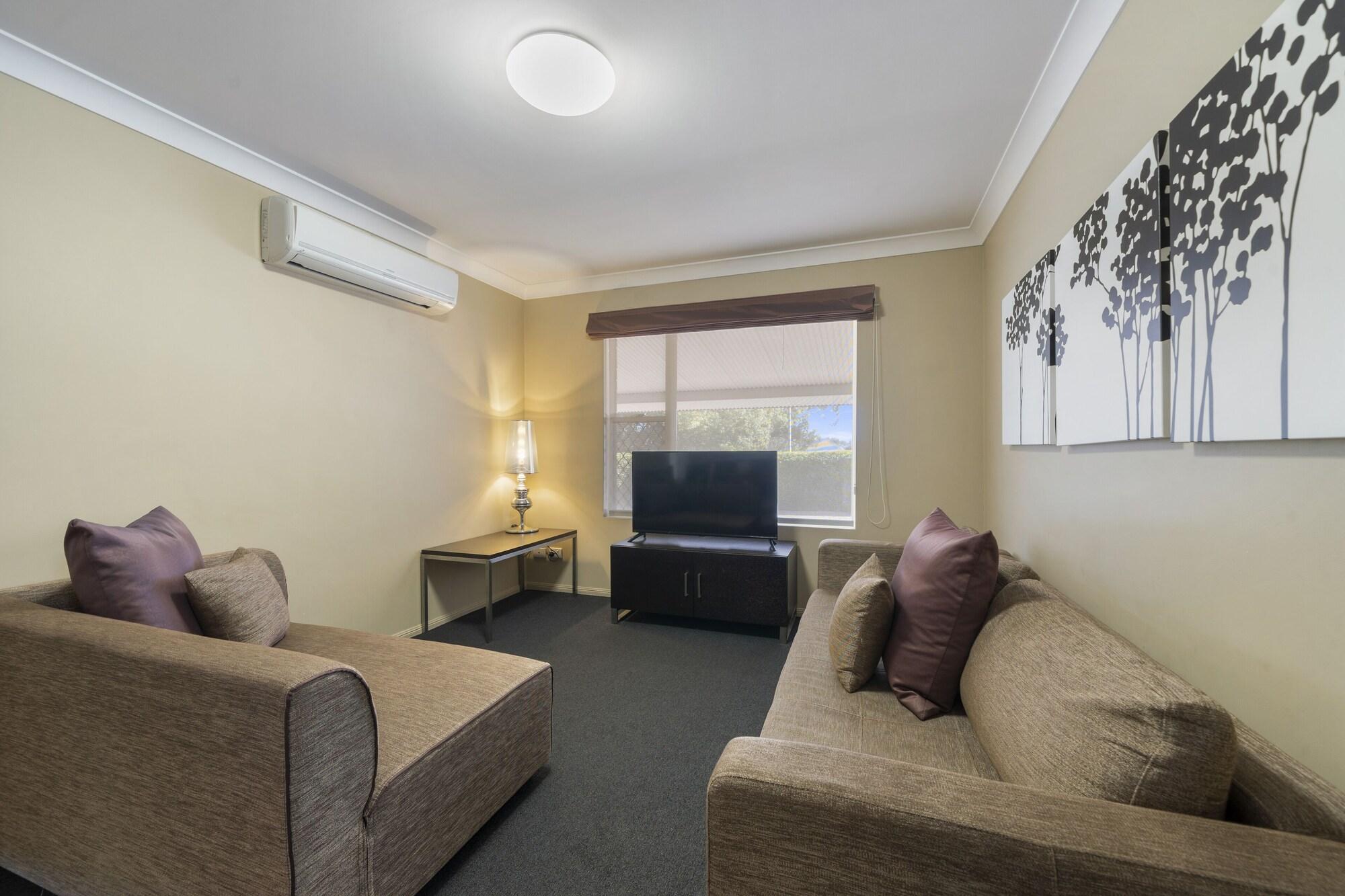 Motel Ambassador On Ruthven 4*