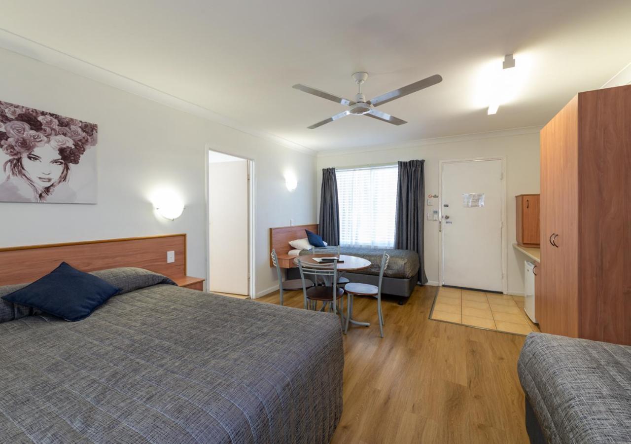 Riviera On Ruthven Motel 3*