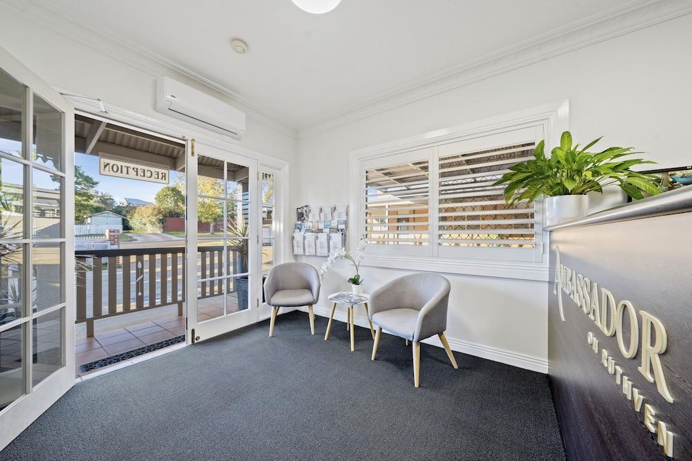 Ambassador On Ruthven Motel 4*