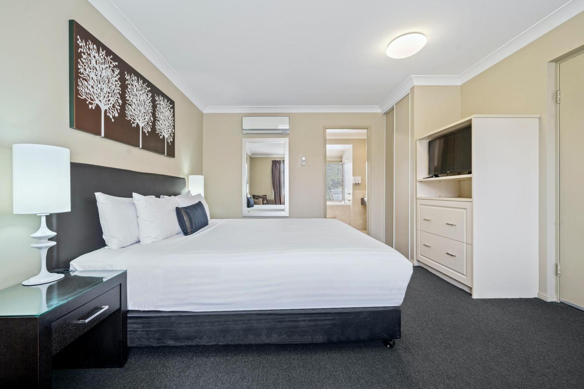 Ambassador On Ruthven Motel 4*