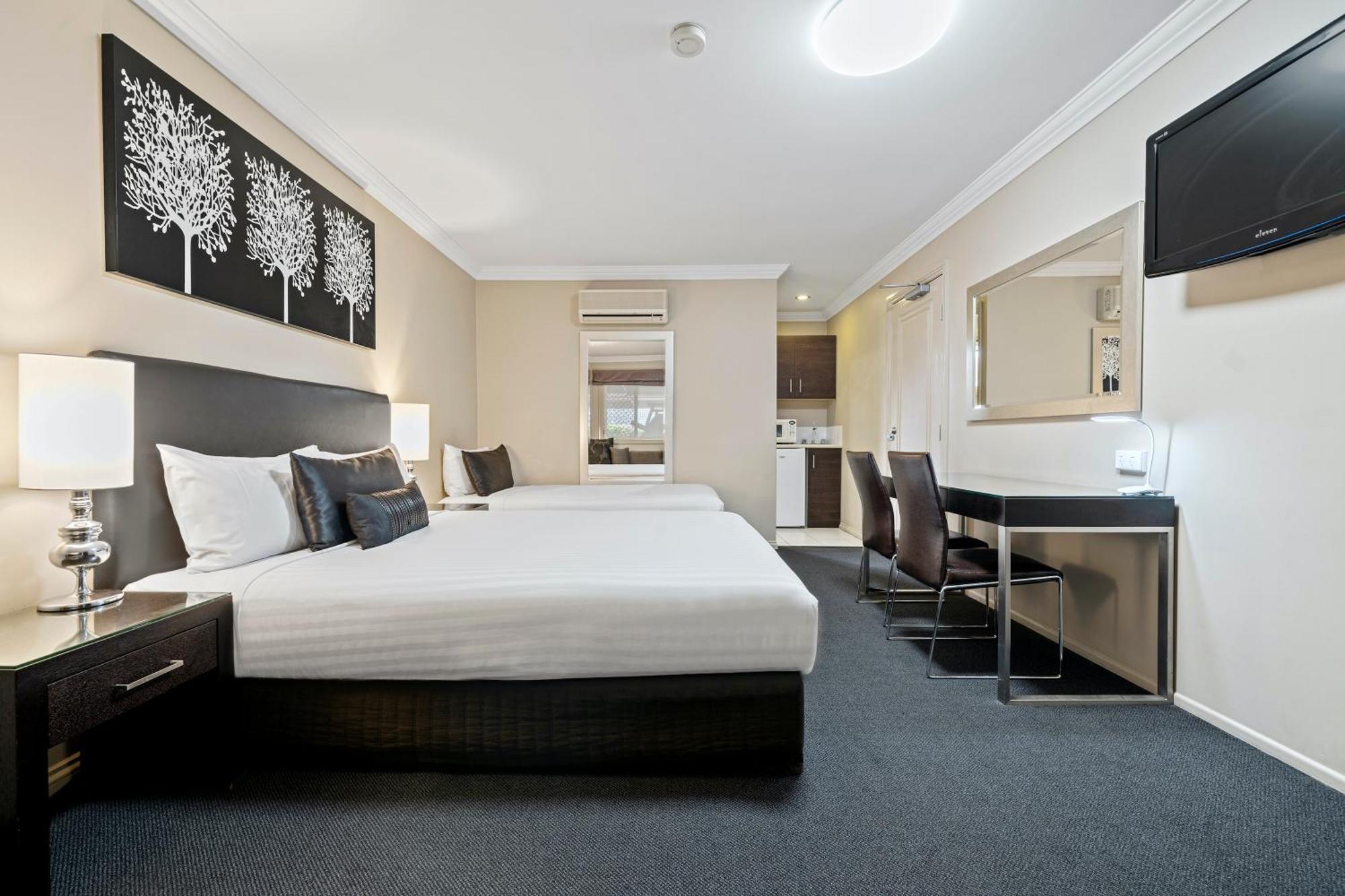 Motel Ambassador On Ruthven 4*