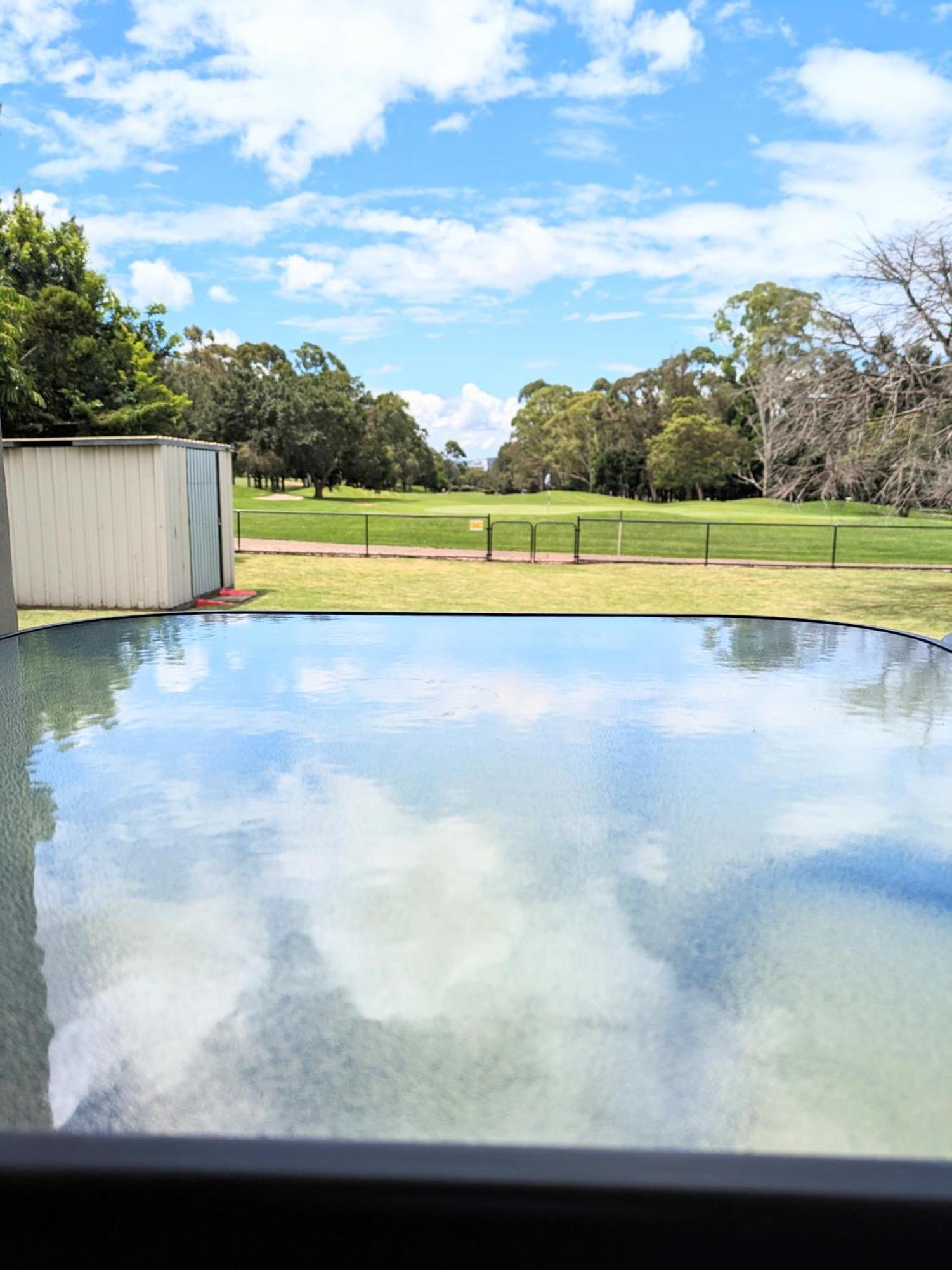 With Golf Course Frontage ! Apartment