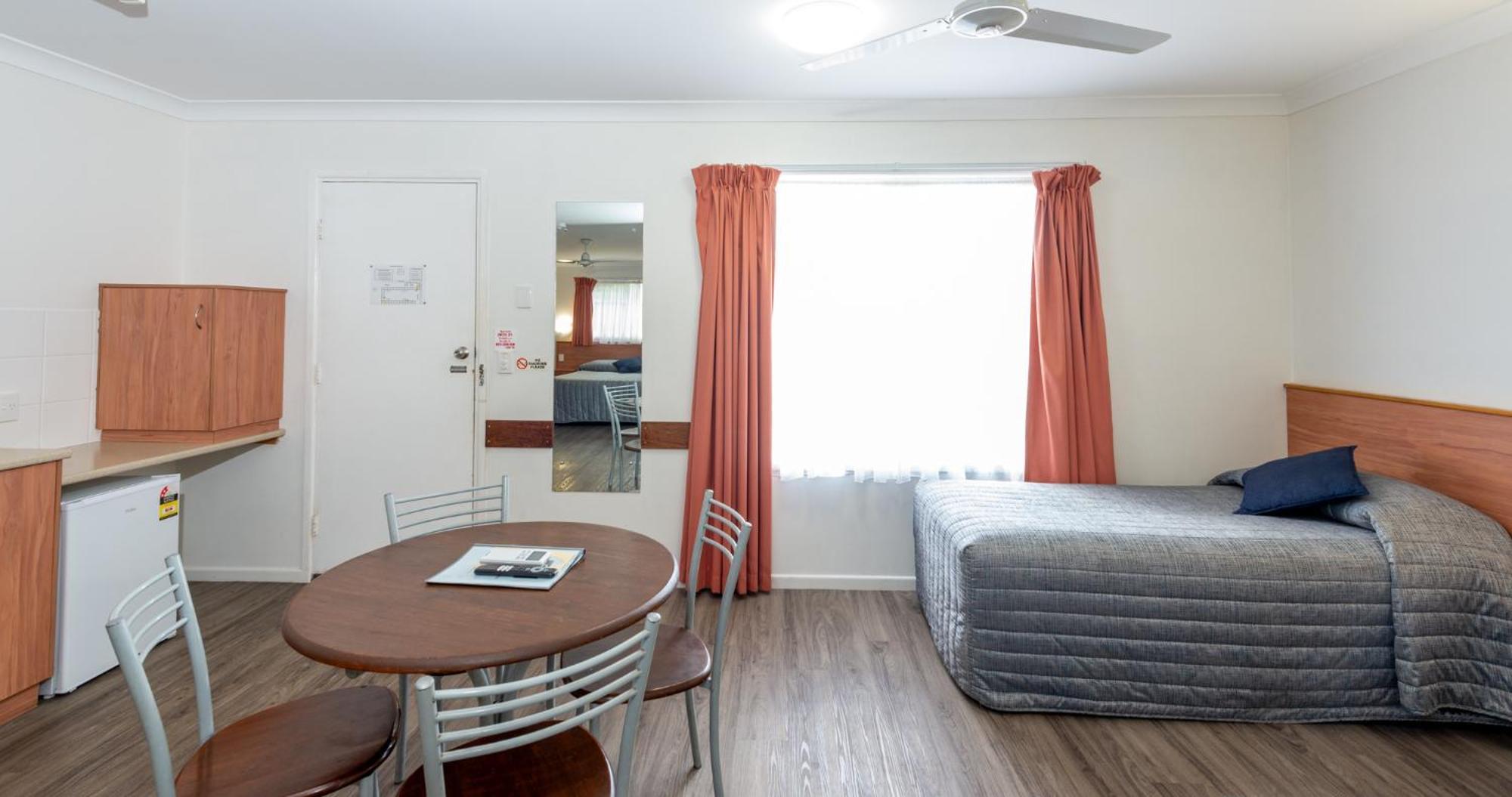 Riviera On Ruthven Motel 3*