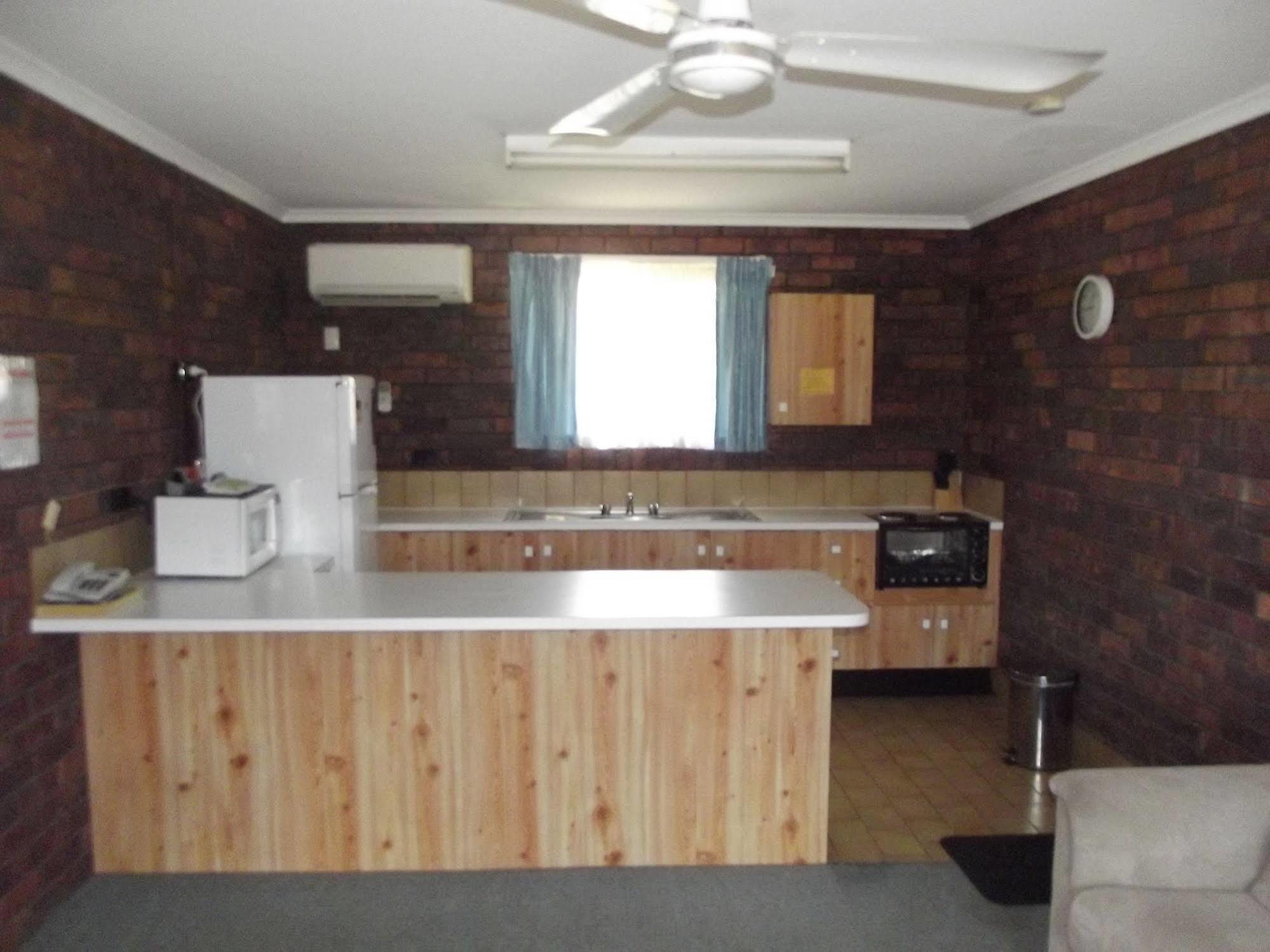 Bridge Street Motor Motel 3*