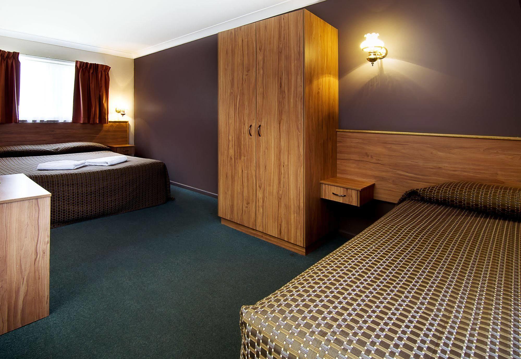 Riviera On Ruthven Motel 3*