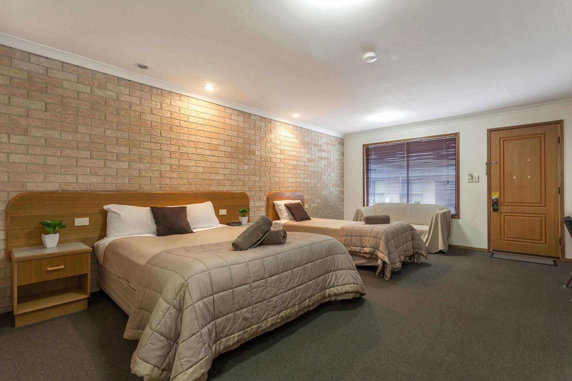 Clifford Gardens Motor 3*