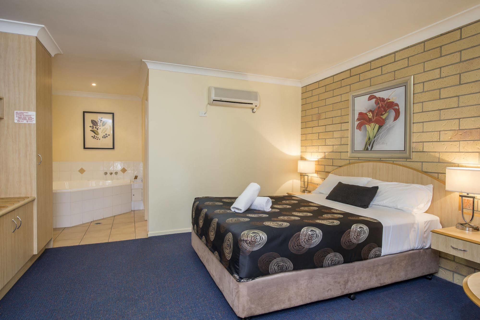 Cotswold Motor 4*