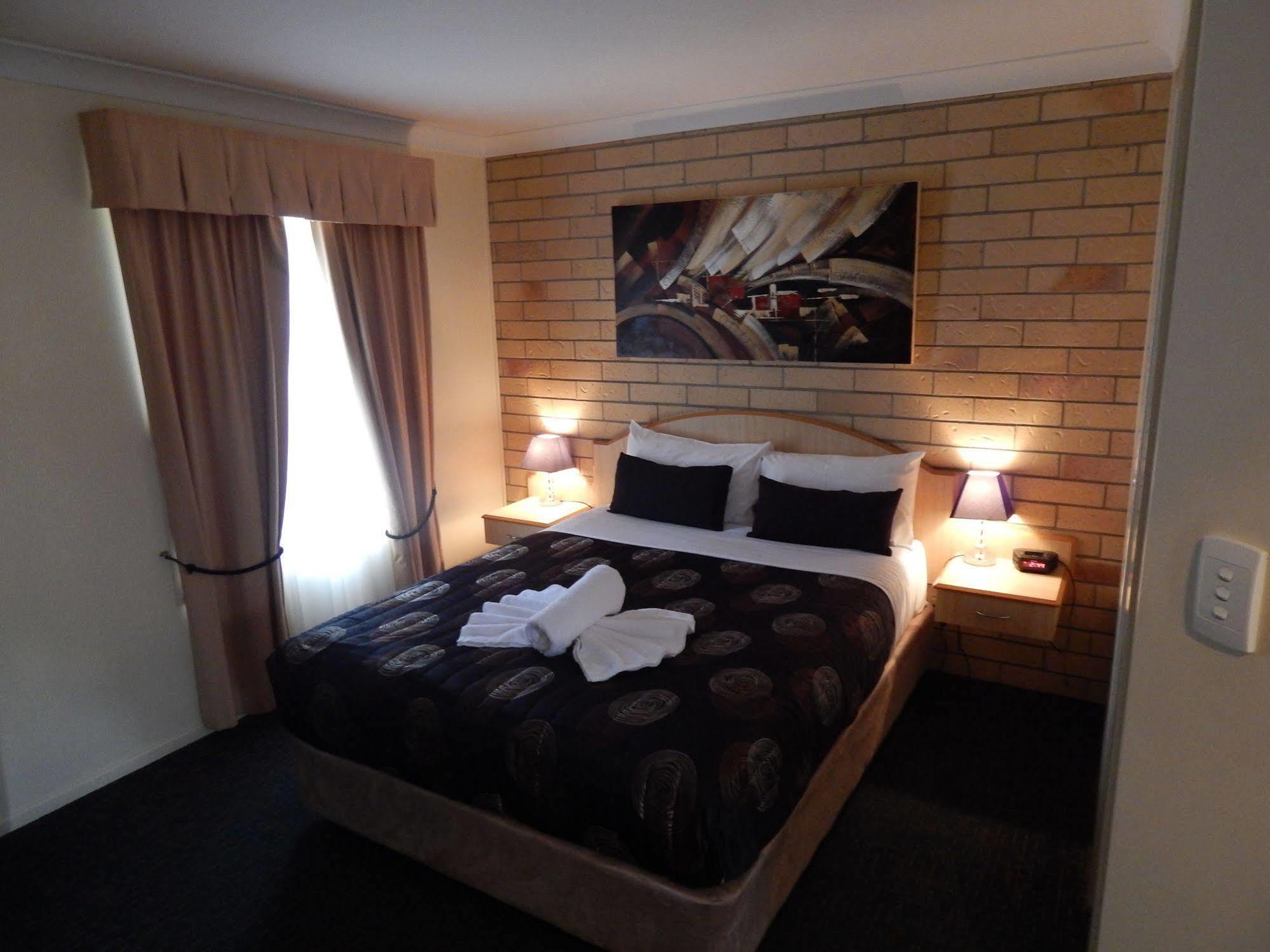 Cotswold Motor 4*