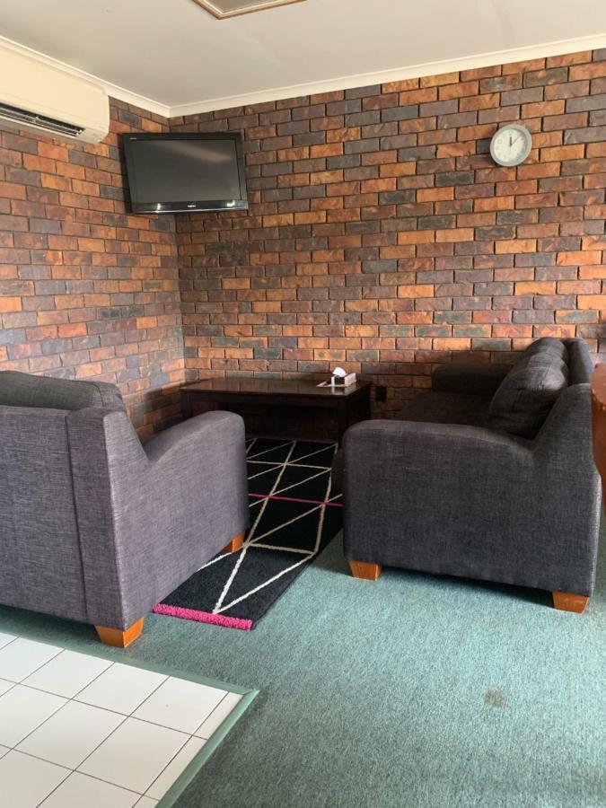 Bridge Street Motor 3*