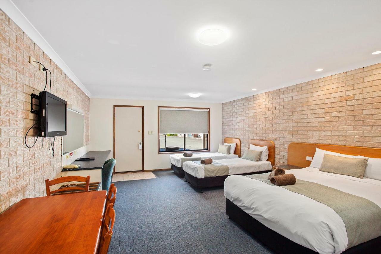 Clifford Gardens Motor 3*