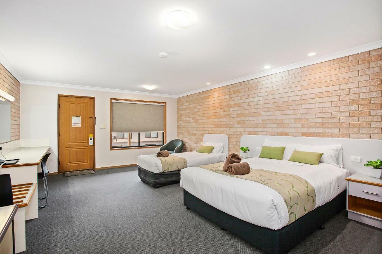 Clifford Gardens Motor 3*